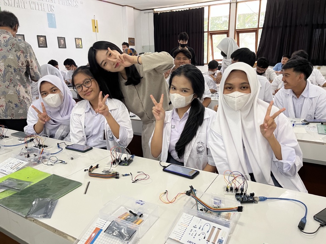 Students trying Pintar on shared devices